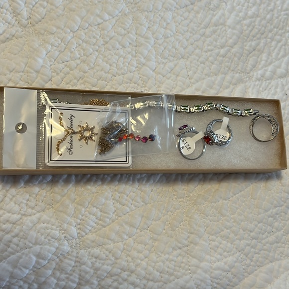 Bundle of random jewelry - Picture 8 of 8